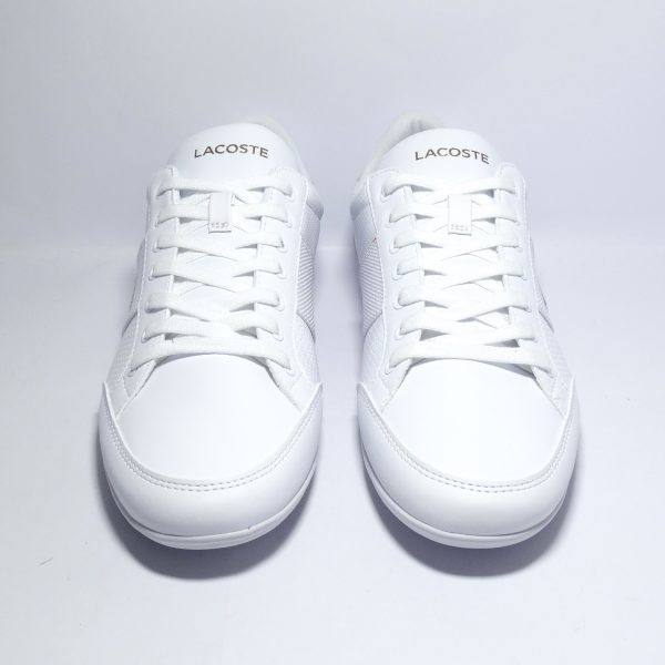 ZAPATILLAS URBANAS CON CARACTER EN BLANCO PURO Y DETALLES EN ROJO