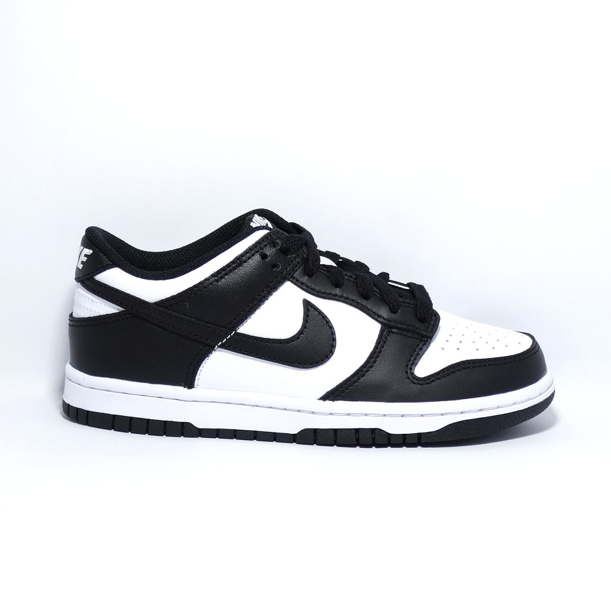 ZAPATILLAS PREMIUM CORTE BAJO EN BLANCO Y NEGRO CLASICO - Imagen 2