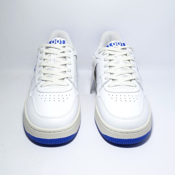 ZAPATILLAS DE ESTILO URBANO EN BLANCO Y DETALLES AZUL