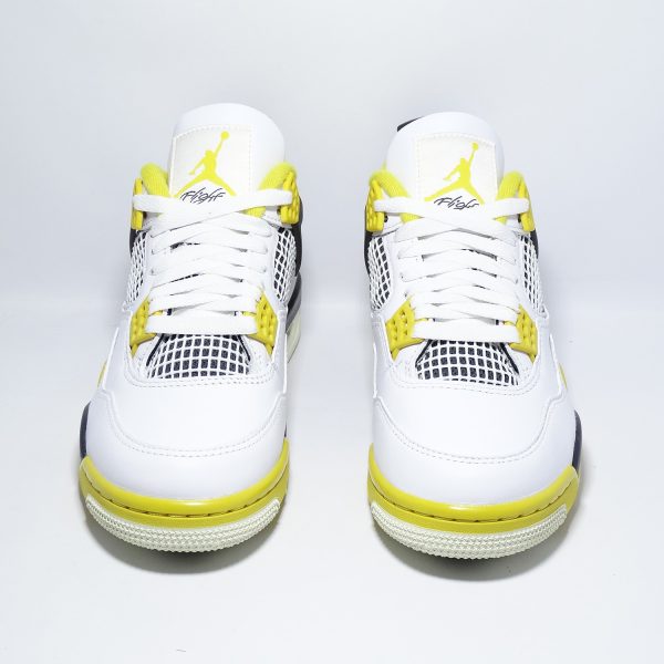 ZAPATILLAS PREMIUM URBANAS DE INSPIRACION RETRO CORTE ALTO EN BLANCO SUAVE Y DETALLES