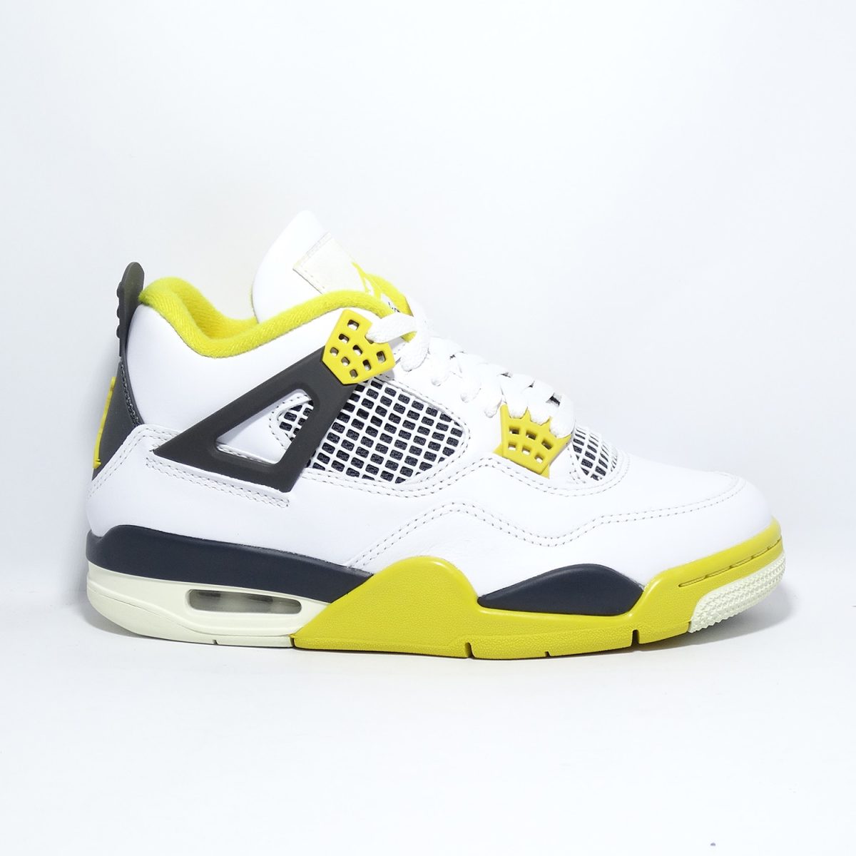 ZAPATILLAS PREMIUM URBANAS DE INSPIRACION RETRO CORTE ALTO EN BLANCO SUAVE Y DETALLES - Imagen 2