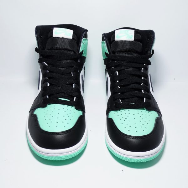 ZAPATILLAS PREMIUM URBANA DE INSPIRACION RETRO BLANCO CON NEGRO UN TOQUE VERDE