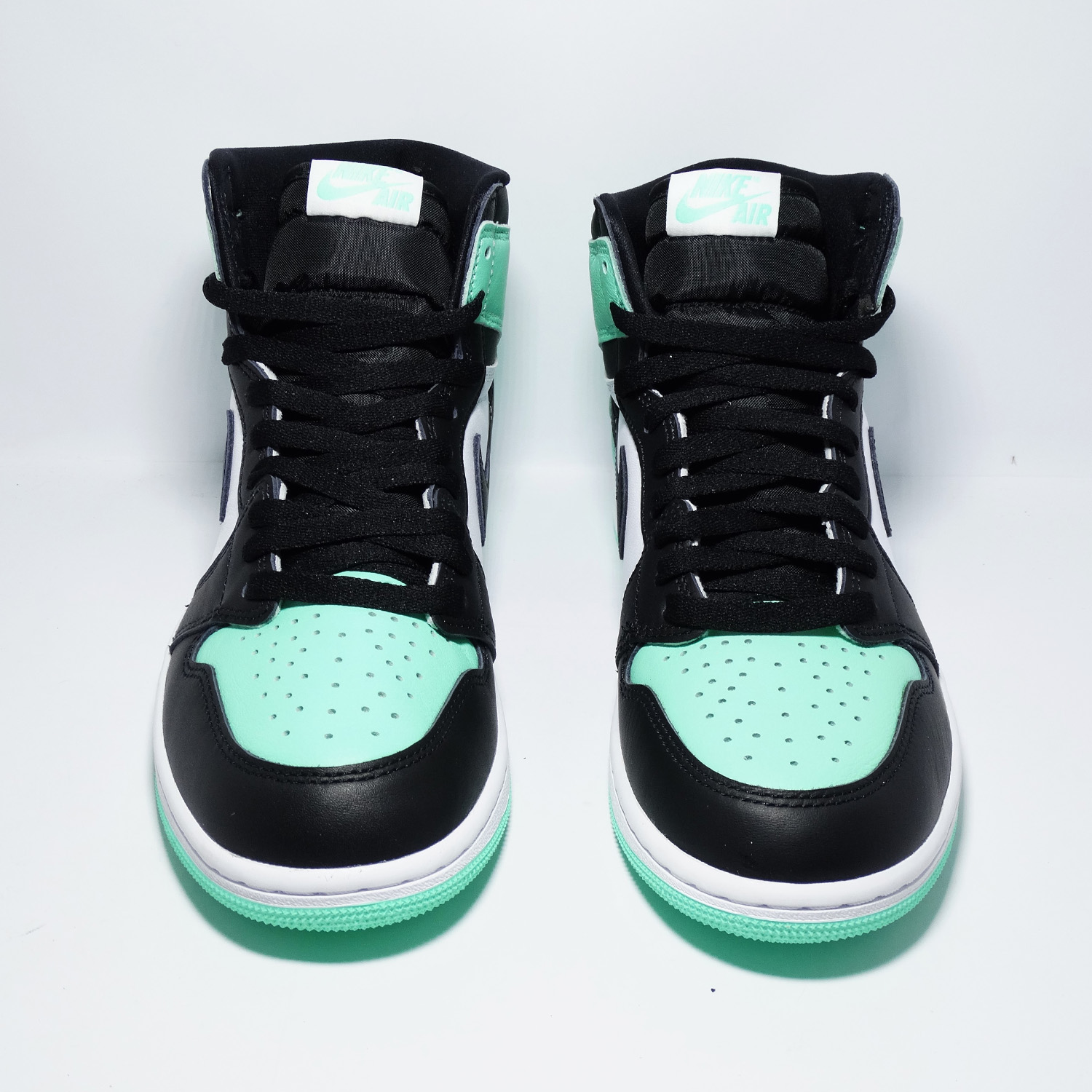 19759381023614-1 ZAPATILLAS PREMIUM URBANA DE INSPIRACION RETRO BLANCO CON NEGRO UN TOQUE VERDE - Imagen 1