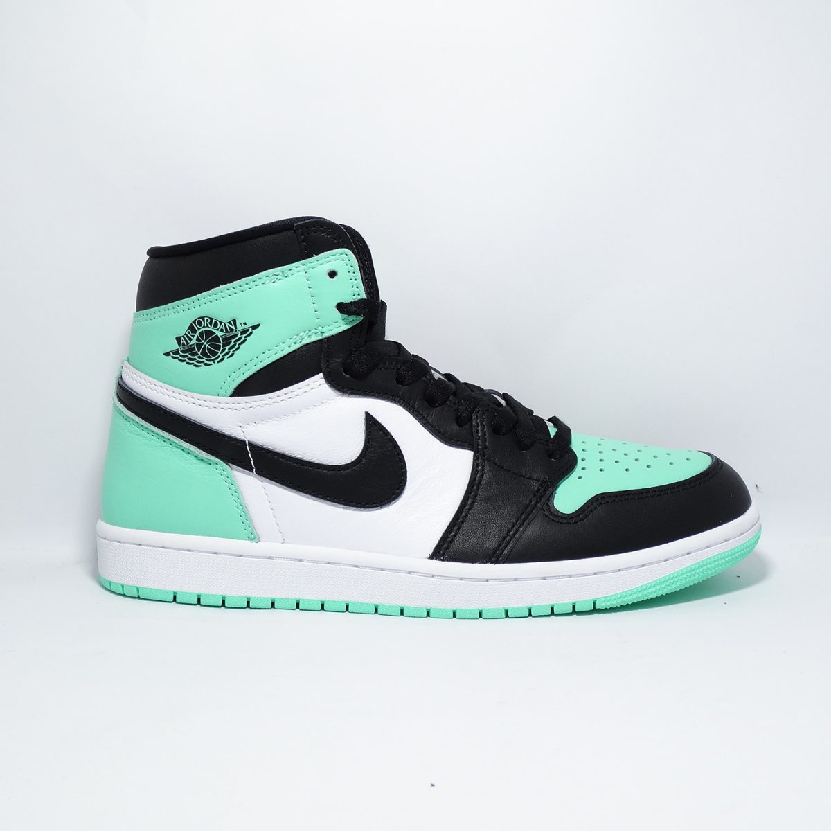 ZAPATILLAS PREMIUM URBANA DE INSPIRACION RETRO BLANCO CON NEGRO UN TOQUE VERDE - Imagen 2