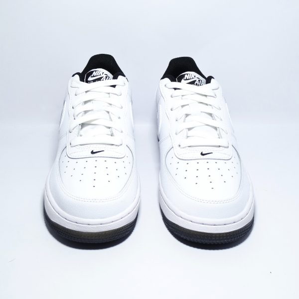 ZAPATILLA PREMIUM JUVENIL DE SILUETA CLASICA BLANCA CON DETALLES NEGROS