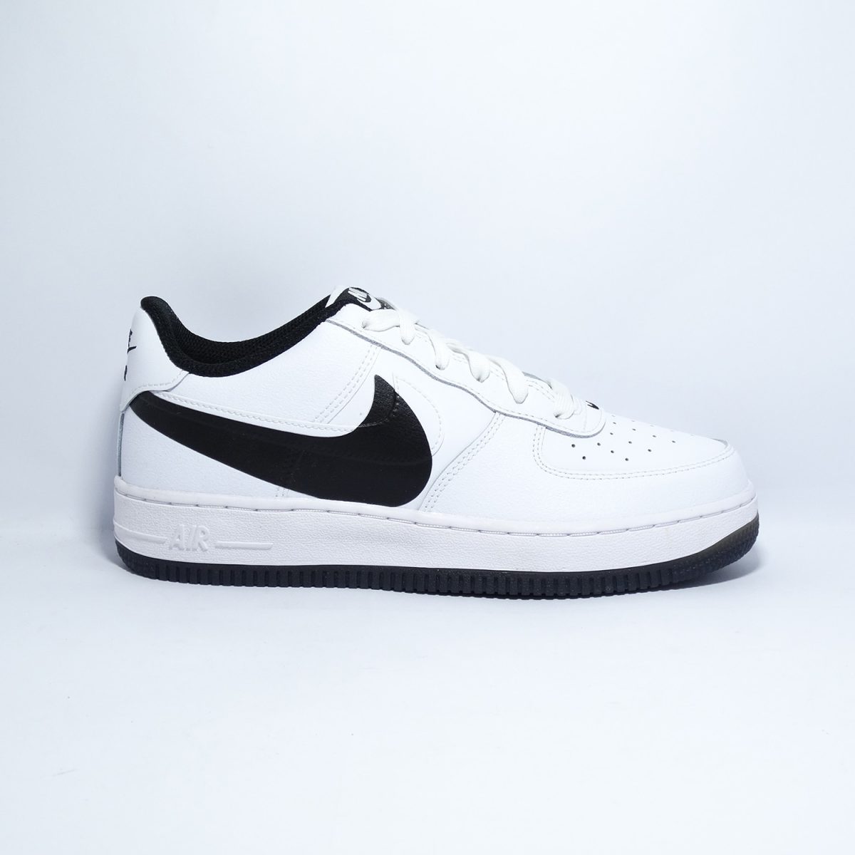 ZAPATILLA PREMIUM JUVENIL DE SILUETA CLASICA BLANCA CON DETALLES NEGROS - Imagen 2