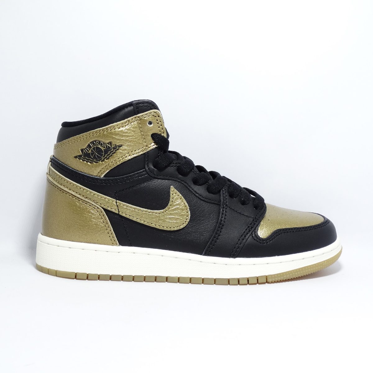 ZAPATILLAS PREMIUM RETRO DE BALONCESTO CON COMBINACION NEGRA Y DORADO - Imagen 3