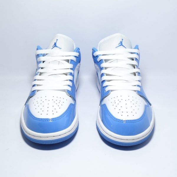 ZAPATILLAS PREMIUM DE PERFIL BAJO EN BLANCO CON ACENTOS CELESTE HIELO