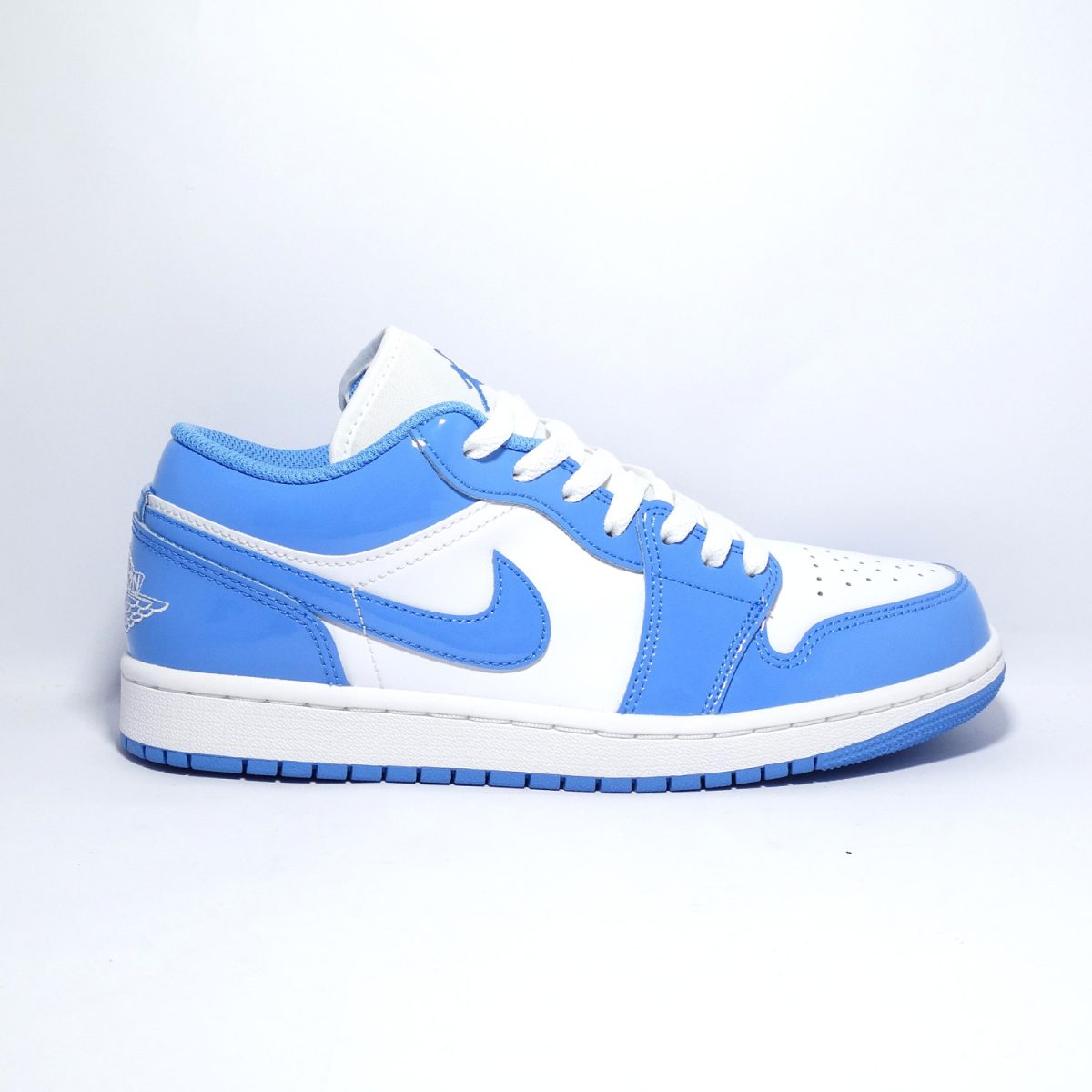 ZAPATILLAS PREMIUM DE PERFIL BAJO EN BLANCO CON ACENTOS CELESTE HIELO - Imagen 2