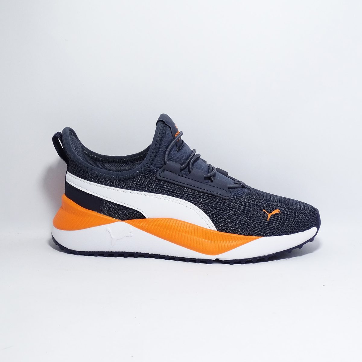 ZAPATILLAS INFANTILES EN TONOS GRISES CON DETALLES NARANJAS - Imagen 2