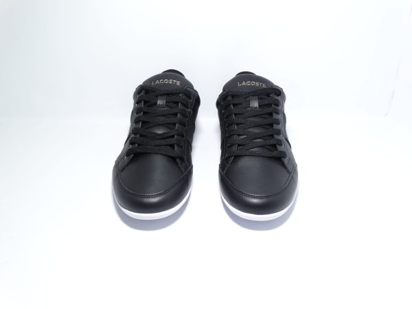 ZAPATILLAS URBANAS EN NEGRO CON DETALLES AZUL