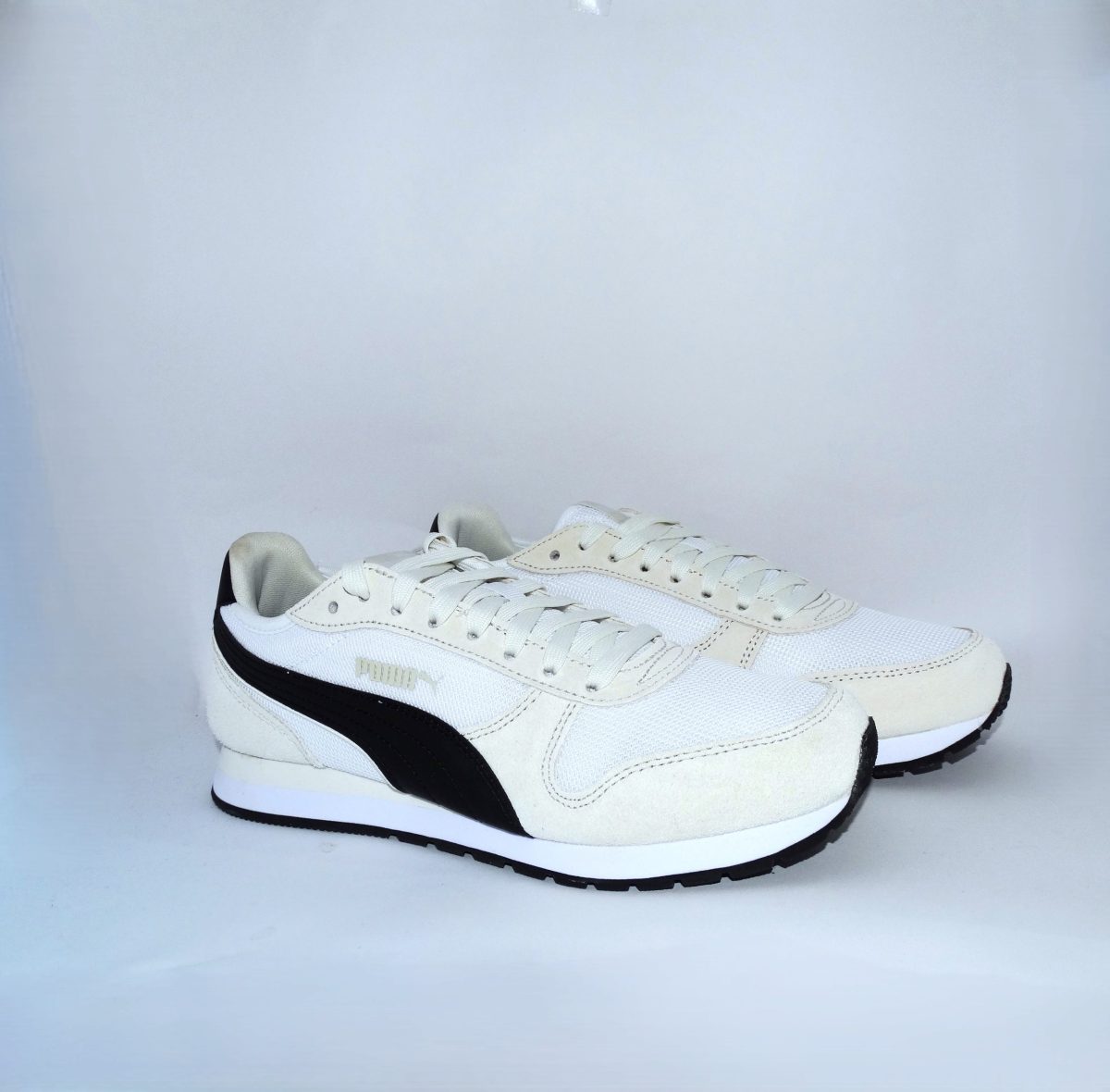 ZAPATILLAS DEPORTIVAS EN BLANCO , NEGRO Y GRIS SUAVE - Imagen 2