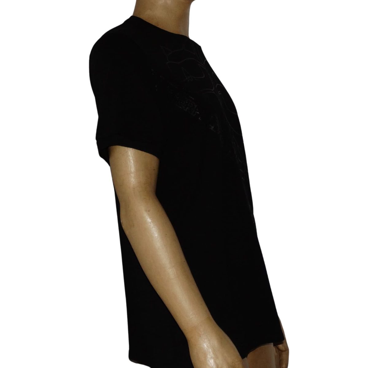 Polera Cuello Redondo Negra Logo Engomado Negro - Imagen 2
