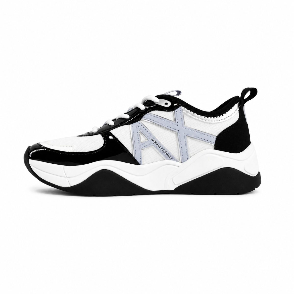 Zapatilla Blanca Con Detalles Plateados Y Negro En Charol - Imagen 5