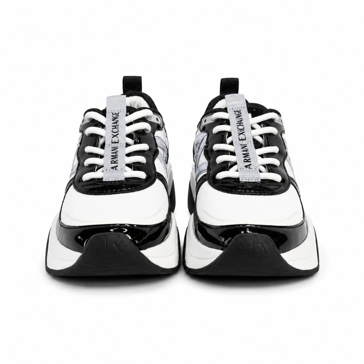 Zapatilla Blanca Con Detalles Plateados Y Negro En Charol - Imagen 2
