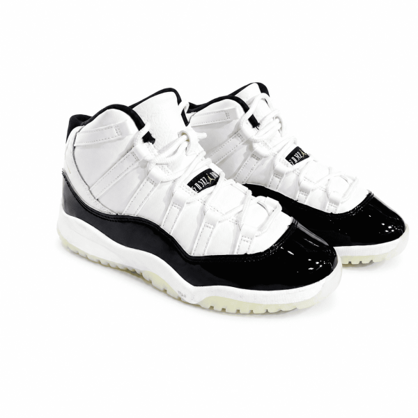 Zapatilla Retro Blanca y Negro Charol Con Media Caña