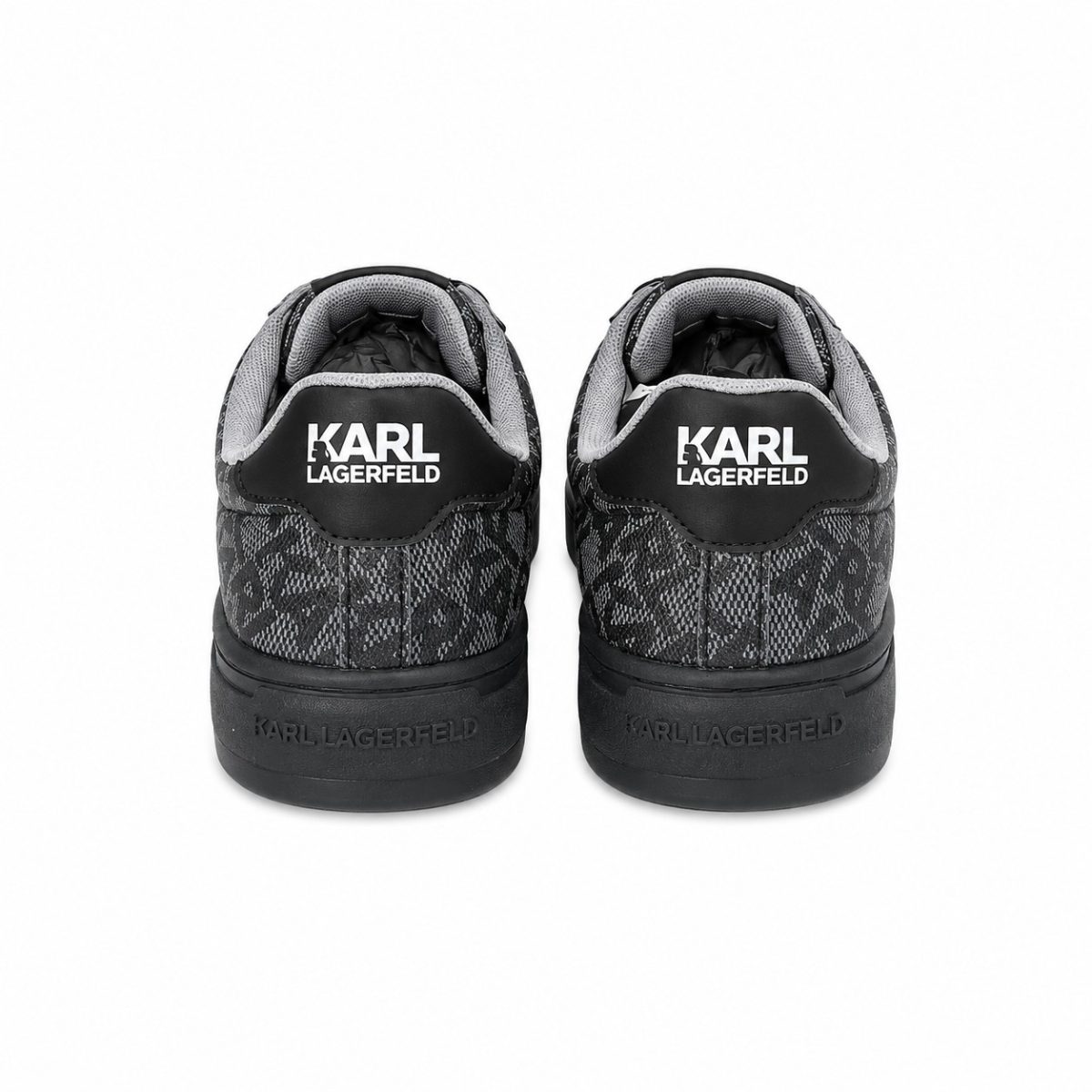 Zapatilla Gris Con Monograma Negro De Estilo Clásico - Imagen 4