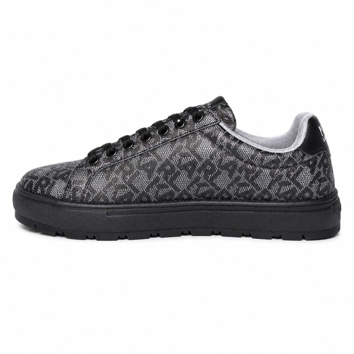 Zapatilla Gris Con Monograma Negro De Estilo Clásico - Imagen 3