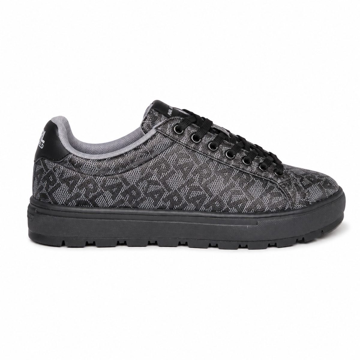 Zapatilla Gris Con Monograma Negro De Estilo Clásico - Imagen 5