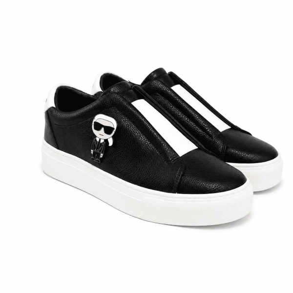 Zapatilla Negra Con Caricatura Lateral