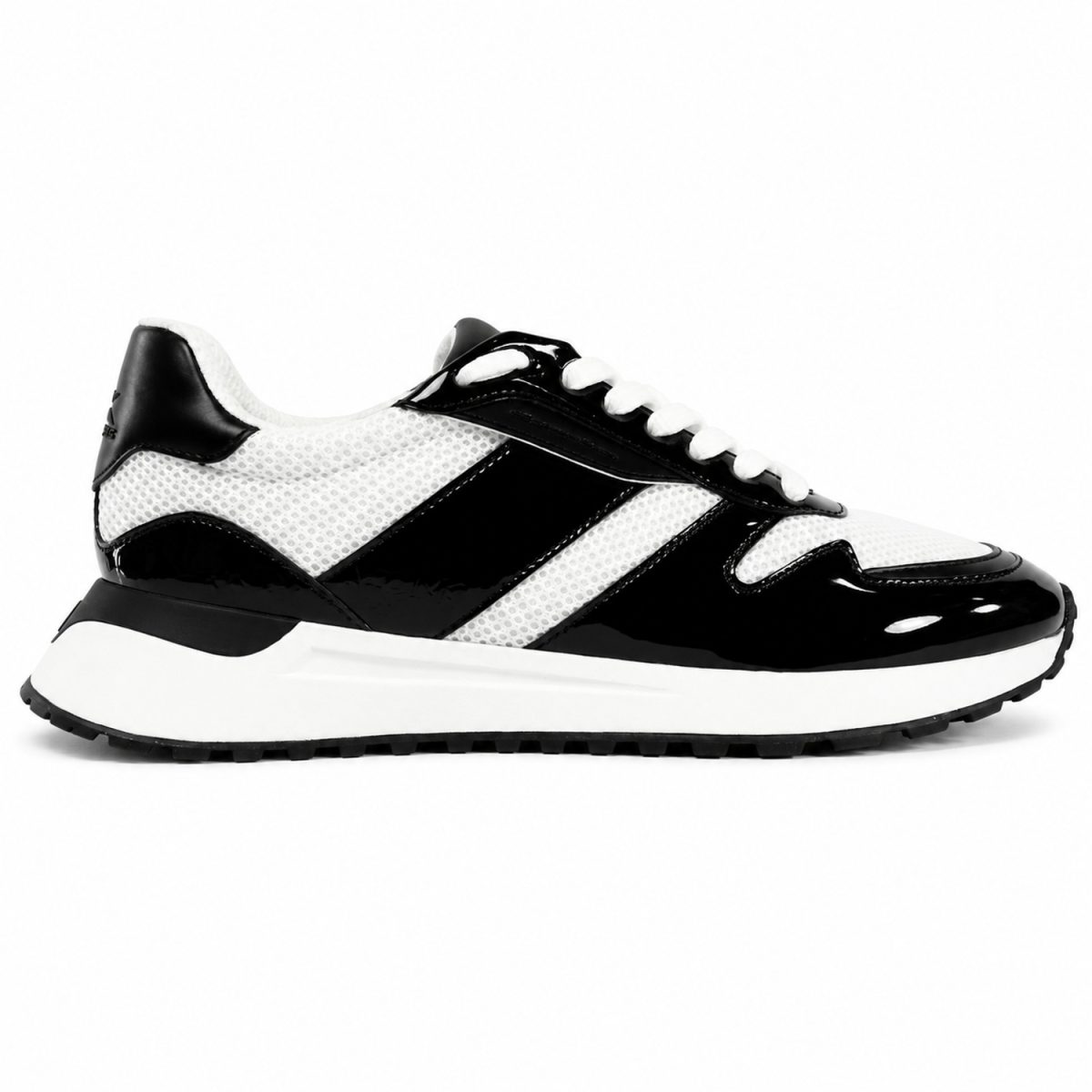 Zapatilla Deportiva Blanca Y Negro Con Detalles En Charol - Imagen 3