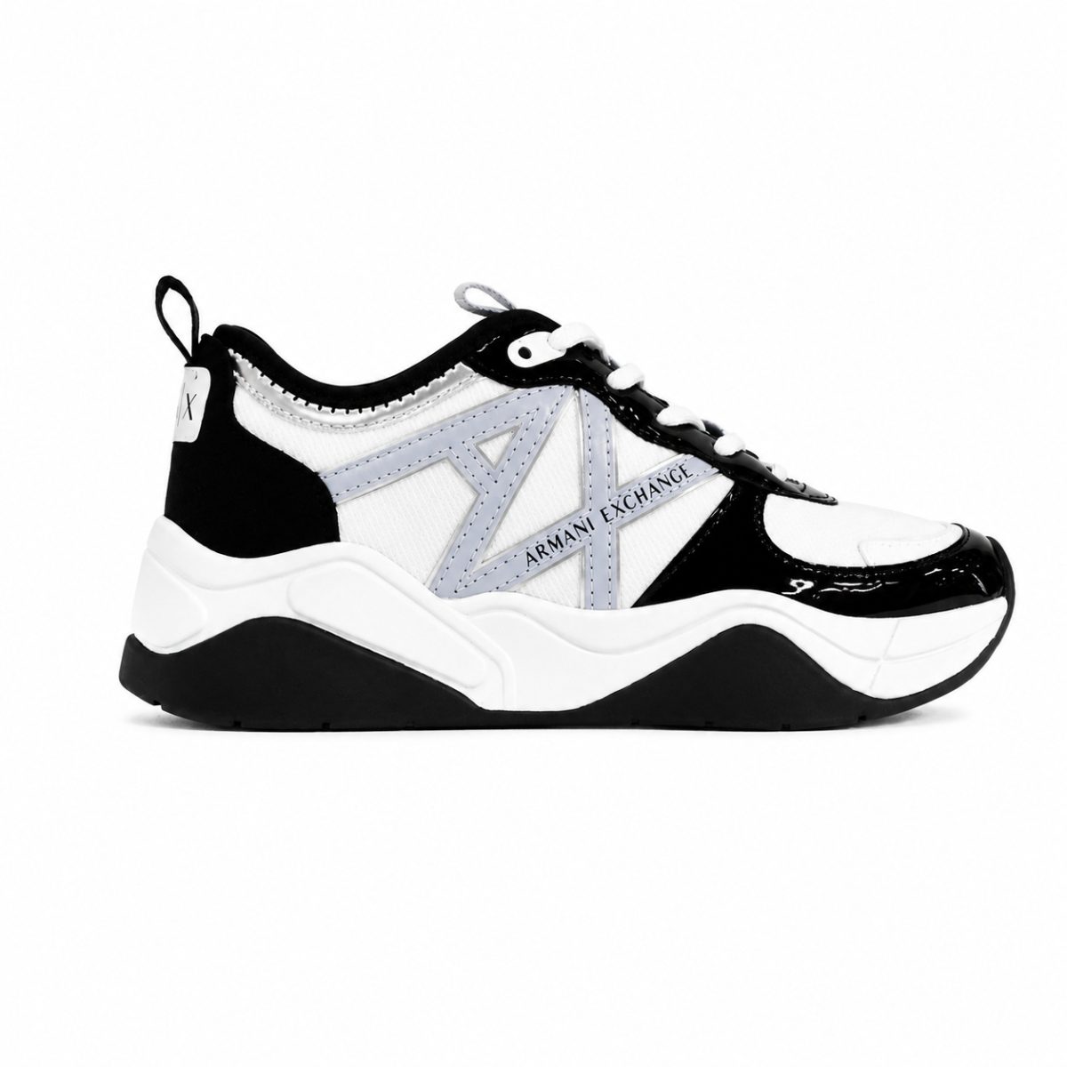 Zapatilla Blanca Con Detalles Plateados Y Negro En Charol - Imagen 3