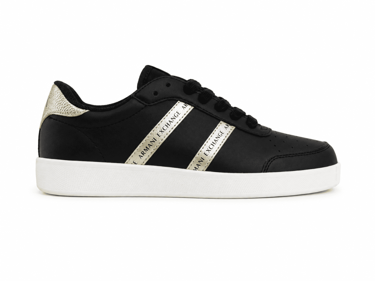 Zapatilla Clásica Negra Con Detalles Dorados - Imagen 3