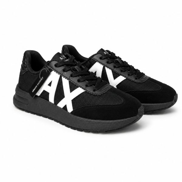 Zapatilla Deportiva Negra Con Detalles En Gamuza