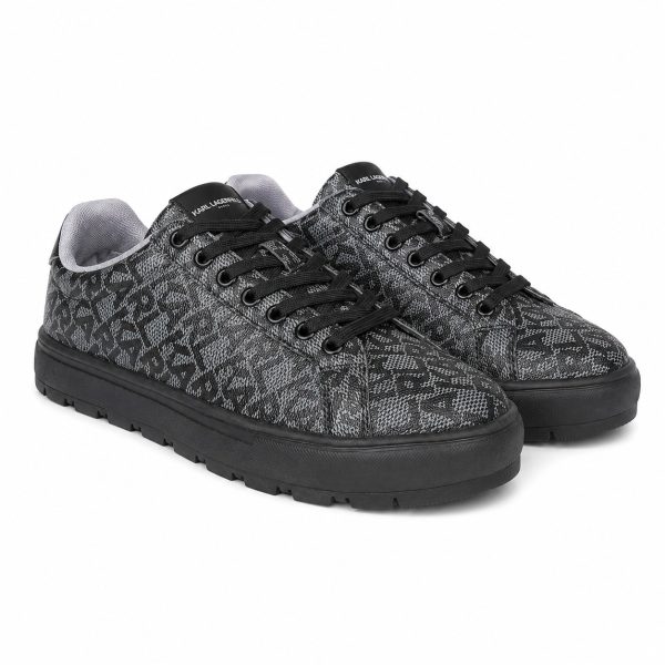 Zapatilla Gris Con Monograma Negro De Estilo Clásico