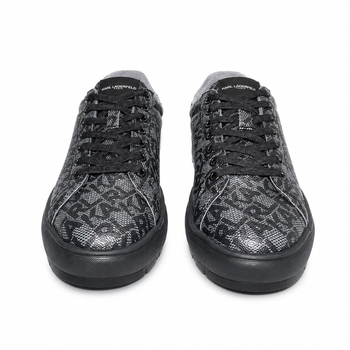 Zapatilla Gris Con Monograma Negro De Estilo Clásico - Imagen 2