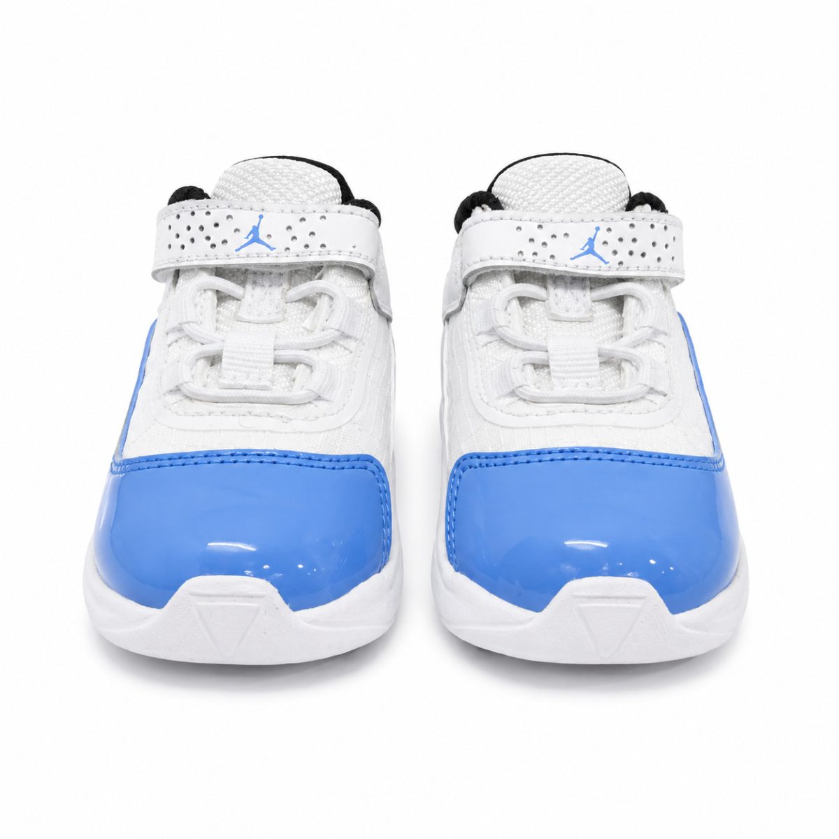 Zapatilla Deportiva Blanca Con Detalles En Charol Celeste - Imagen 2