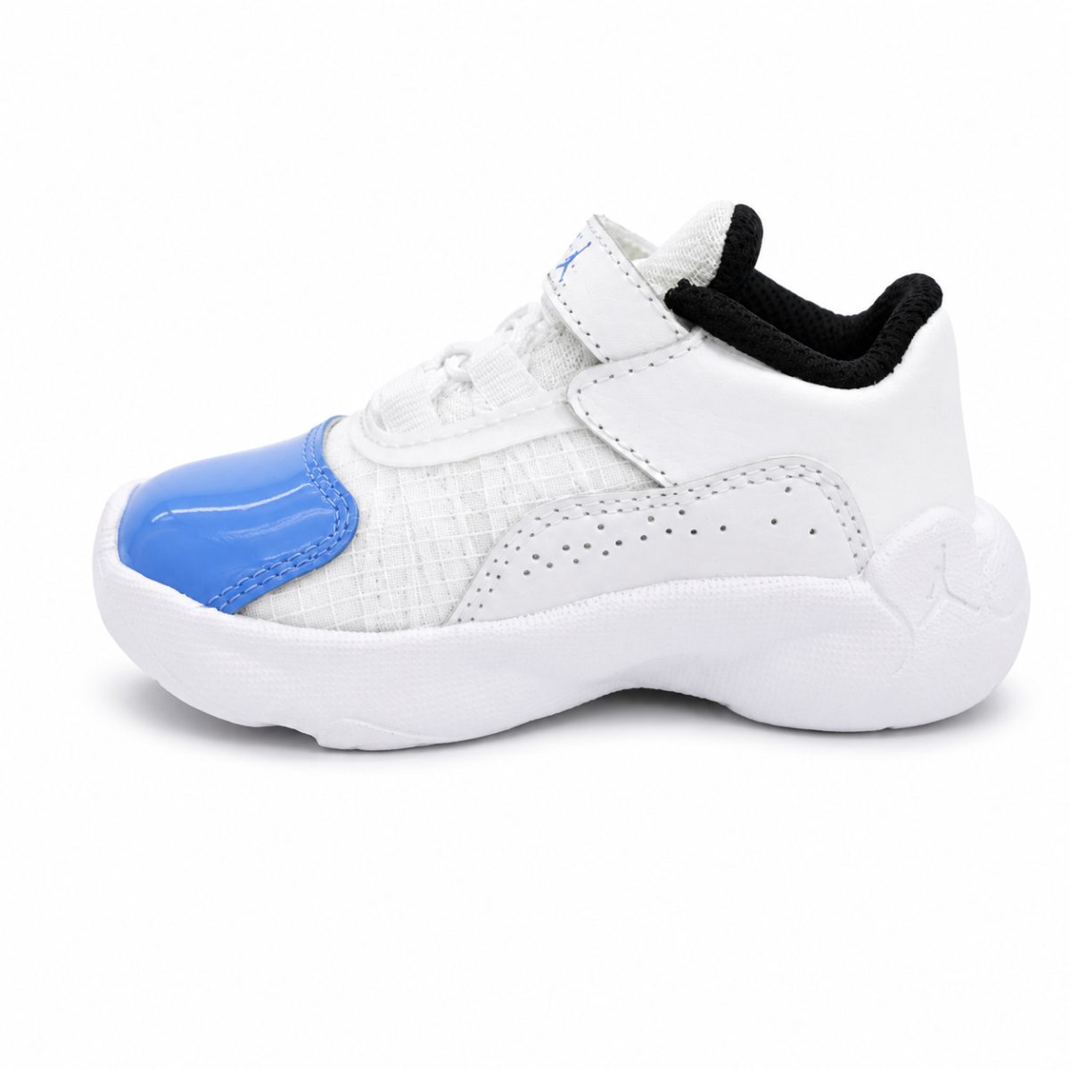 Zapatilla Deportiva Blanca Con Detalles En Charol Celeste - Imagen 3