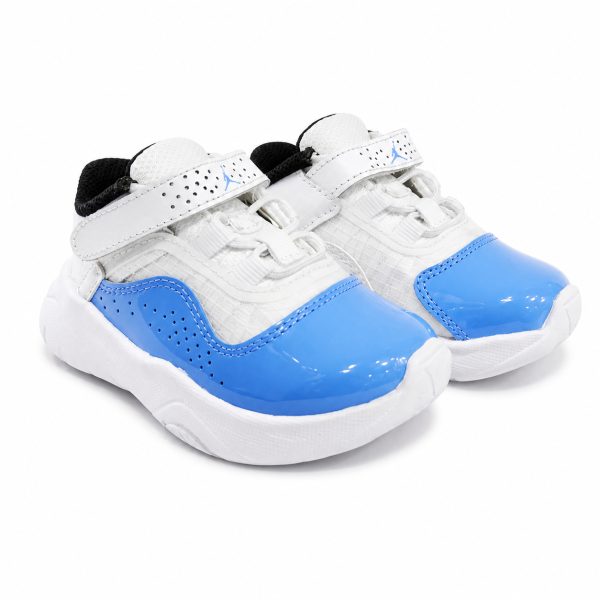 Zapatilla Deportiva Blanca Con Detalles En Charol Celeste