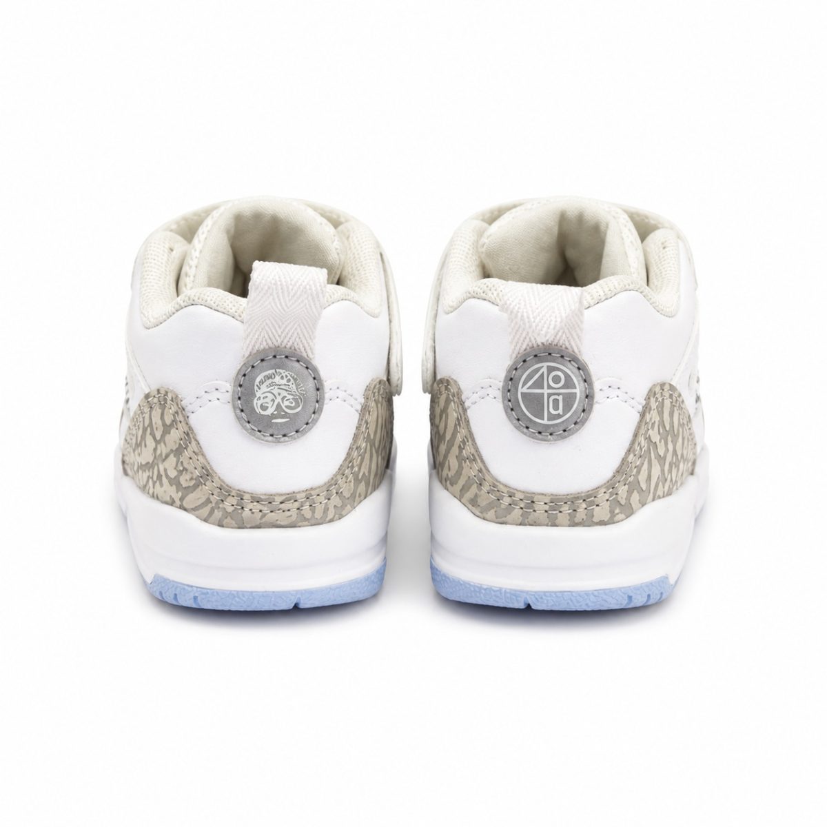Zapatilla Deportiva Blanca Con Detalles Plateados y Elephant Print De Media Caña - Imagen 4