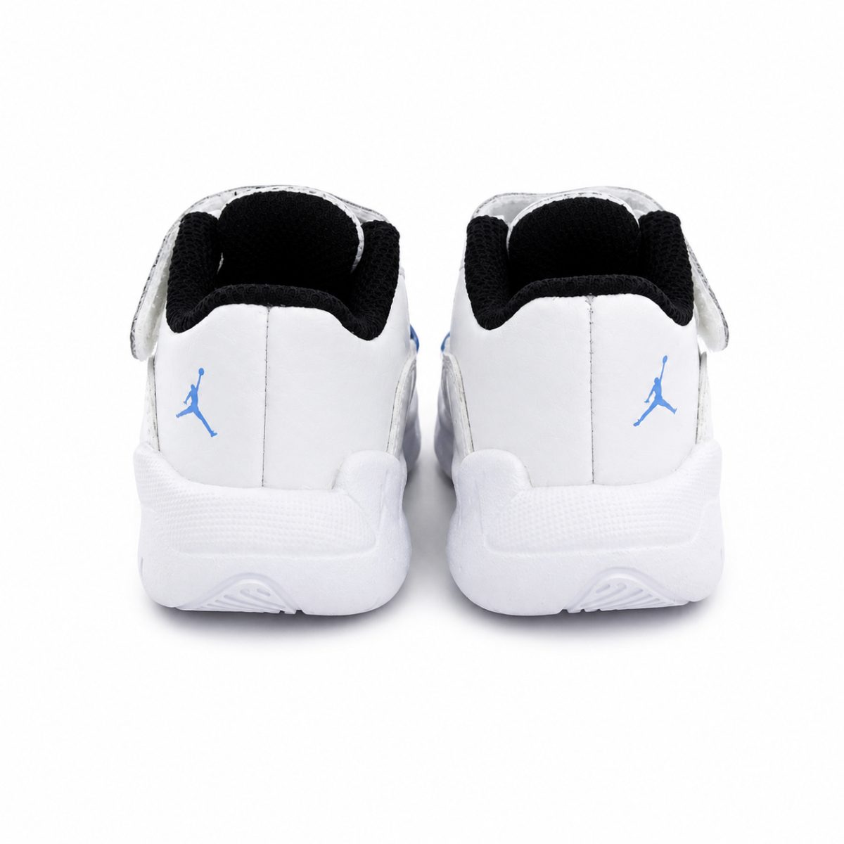 Zapatilla Deportiva Blanca Con Detalles En Charol Celeste - Imagen 4