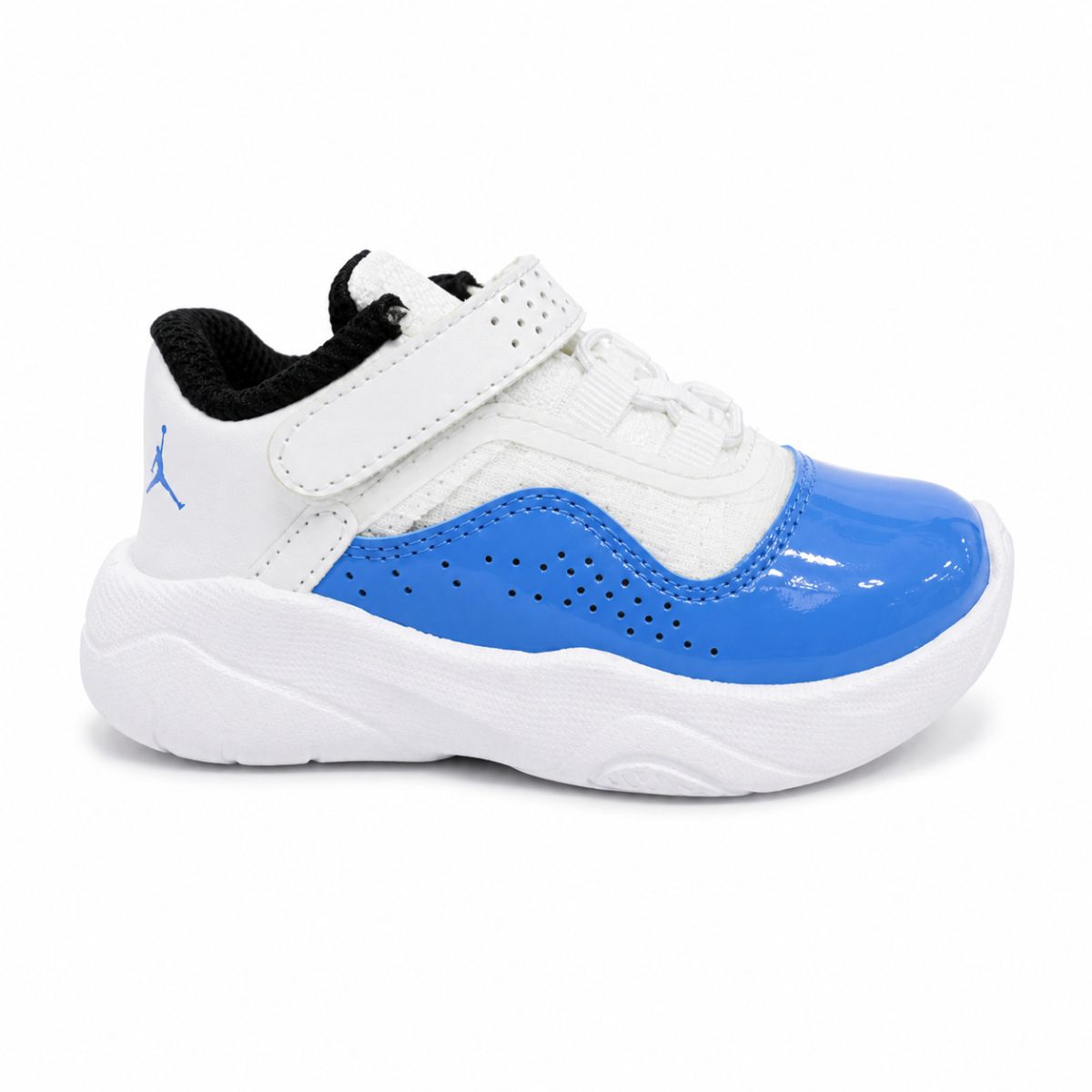 Zapatilla Deportiva Blanca Con Detalles En Charol Celeste - Imagen 5