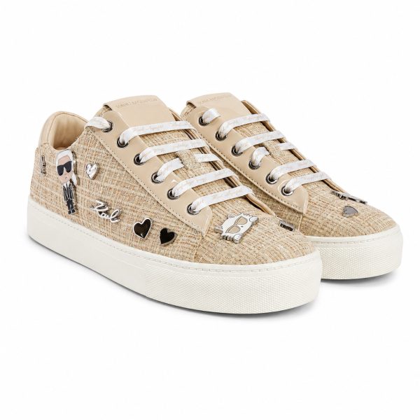 Zapatilla Casual Crema Con Pines Metálicos