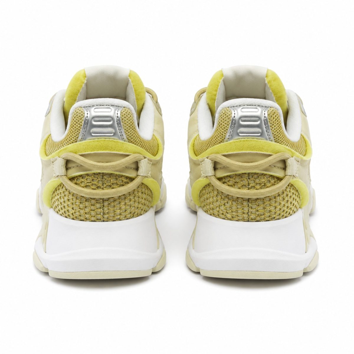 Zapatilla Deportiva Crema Con Detalles Blancos y Amarillos - Imagen 4
