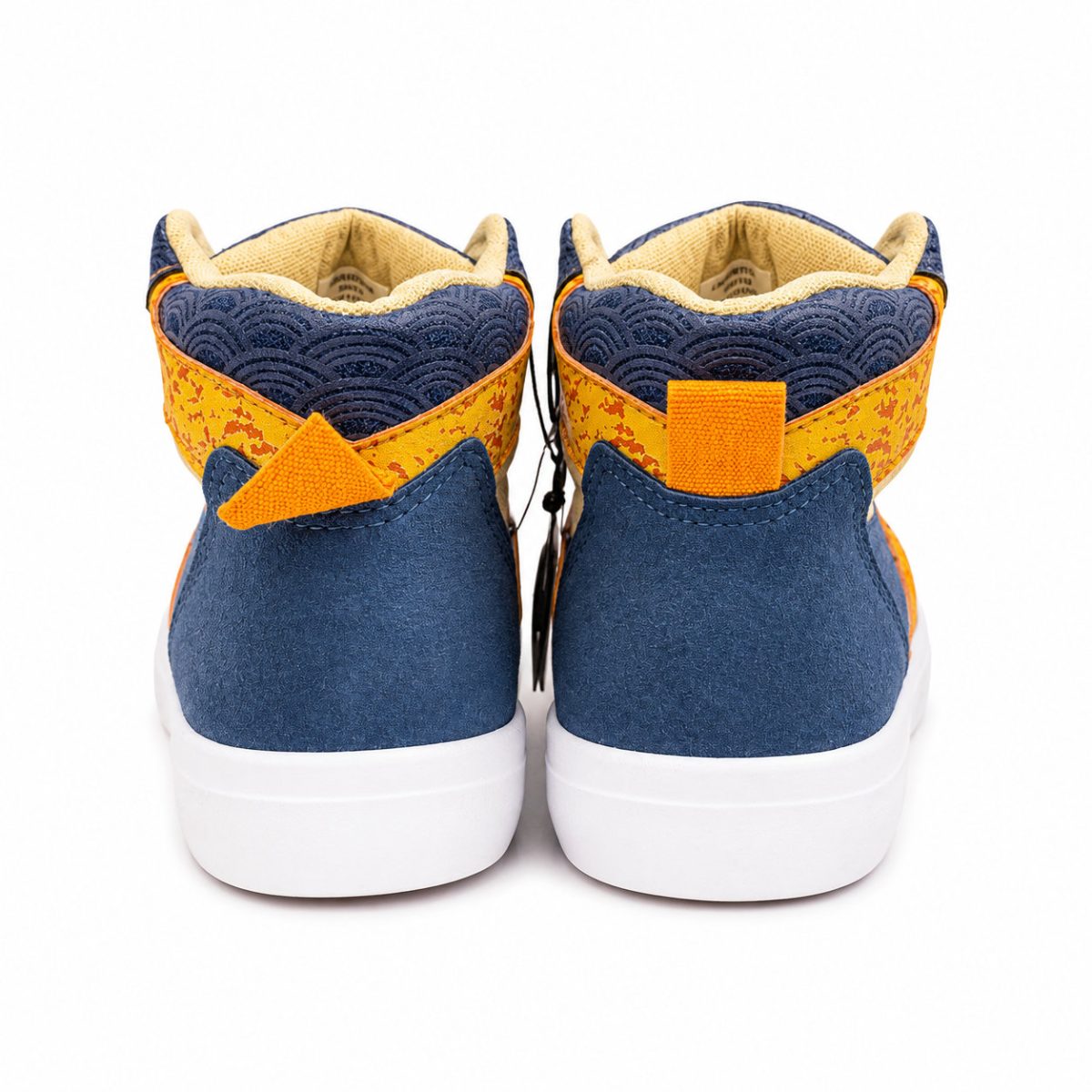Zapatilla Blanca Animada Con Detalles En Amarillo-Naranjo-Azul De Media Caña - Imagen 4