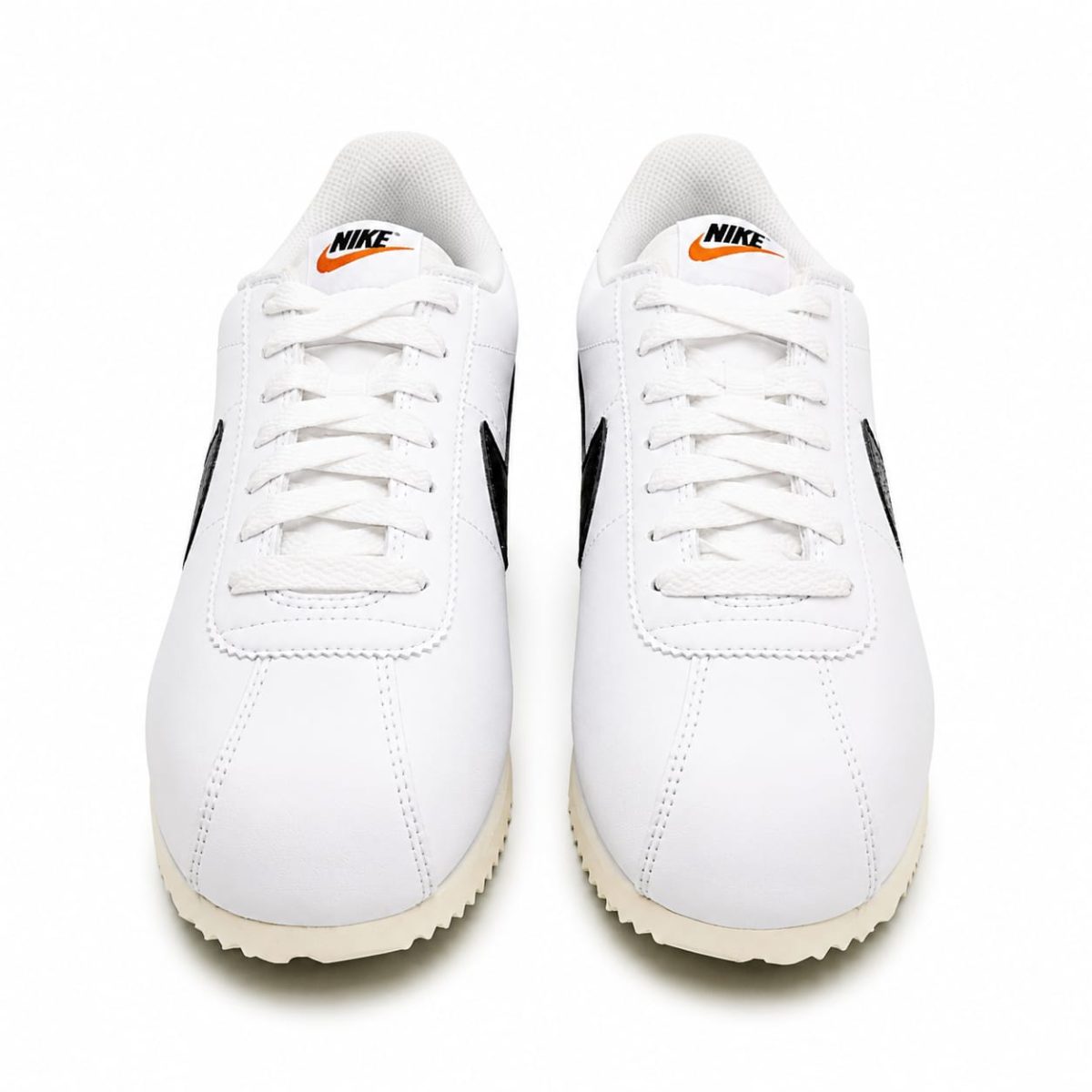 Zapatilla Deportiva Blanca Con Logo Negro Y Detalles Azul - Imagen 2