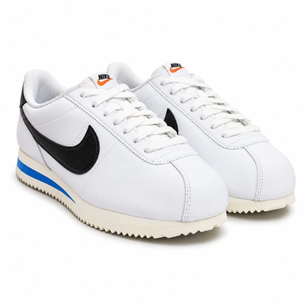 Zapatilla Deportiva Blanca Con Logo Negro Y Detalles Azul