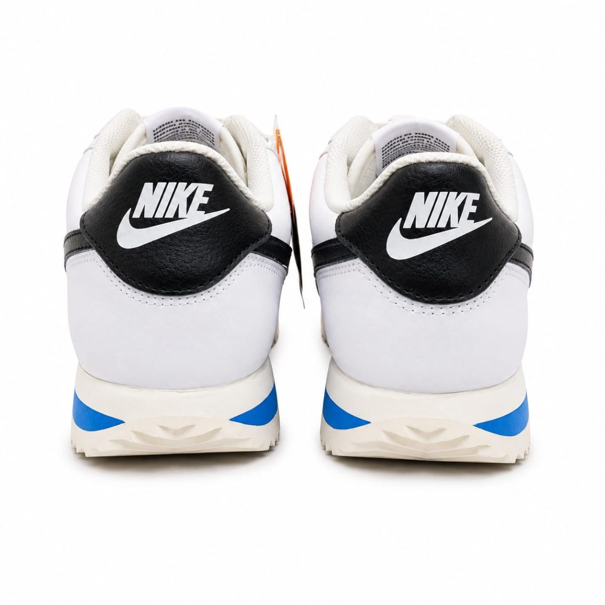 Zapatilla Deportiva Blanca Con Logo Negro Y Detalles Azul - Imagen 4